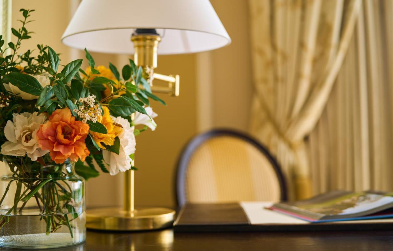 Castlemartyr Resort Hotel Eksteriør billede A table lamp