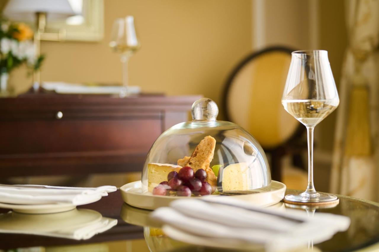 Castlemartyr Resort Hotel Eksteriør billede A wine glass