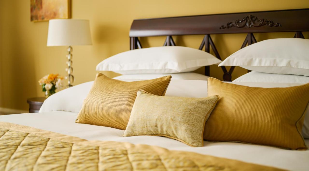 Castlemartyr Resort Hotel Eksteriør billede A bed with cushions