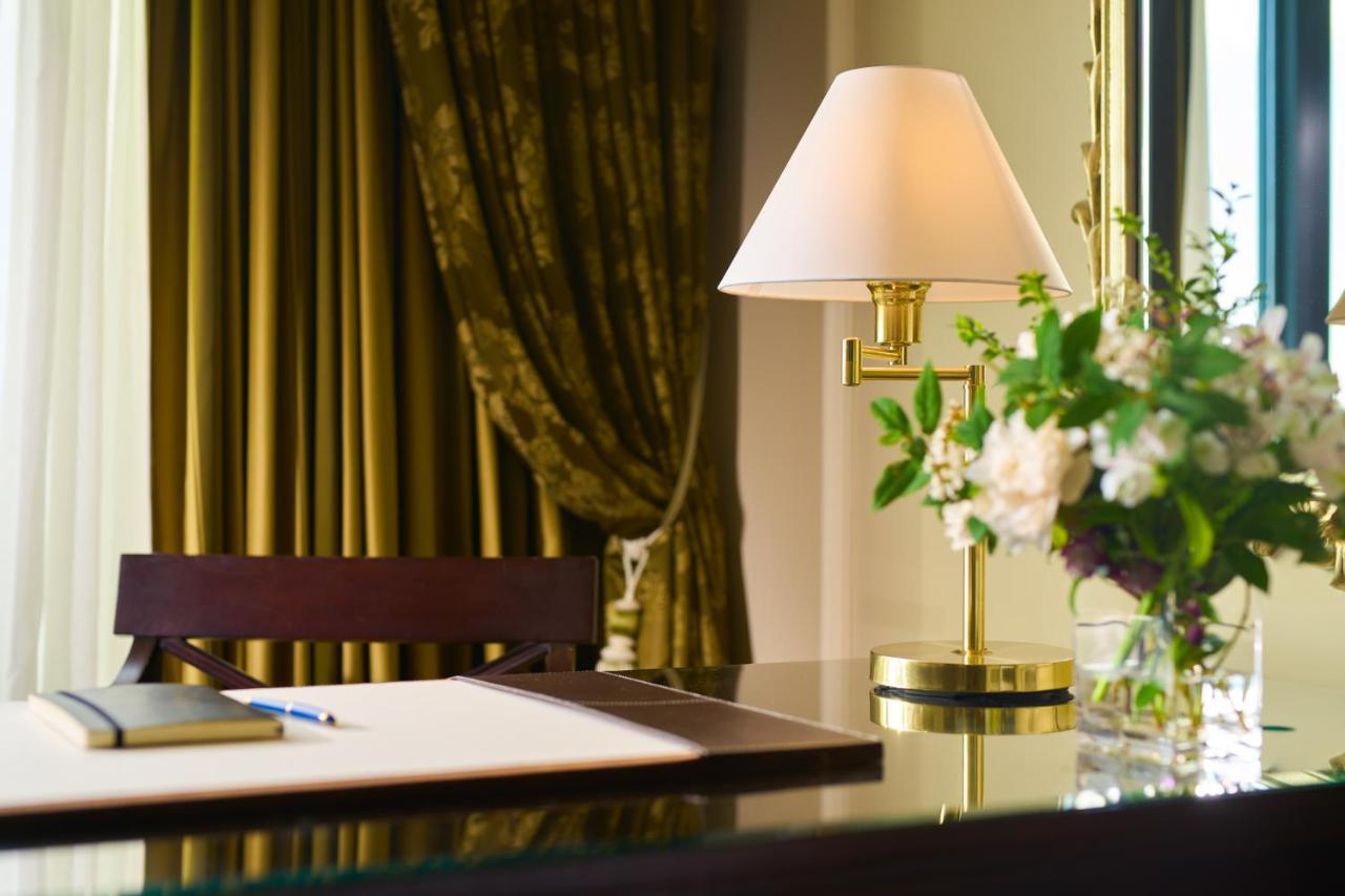 Castlemartyr Resort Hotel Eksteriør billede A table lamp