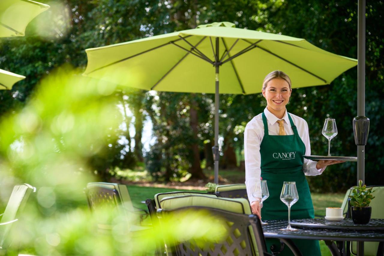 Castlemartyr Resort Hotel Eksteriør billede A waitress at work
