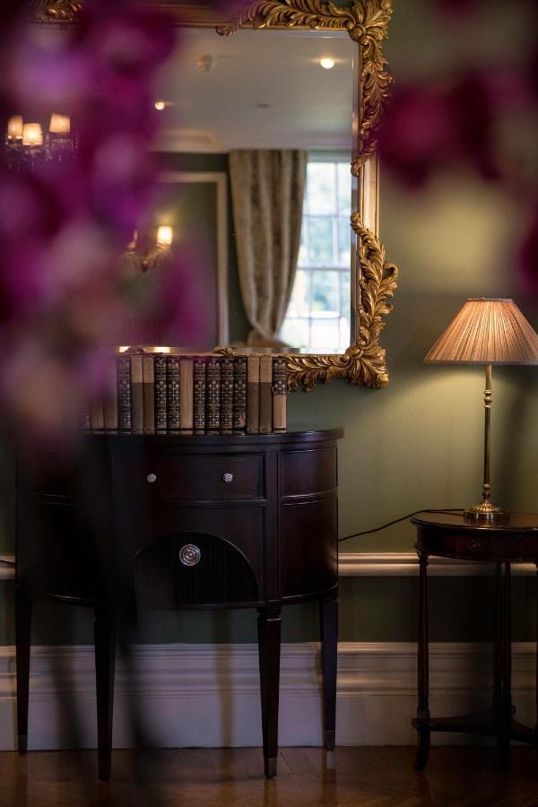 Castlemartyr Resort Hotel Eksteriør billede A photograph of a room with a green wall