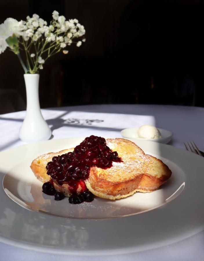 Castlemartyr Resort Hotel Eksteriør billede French toast with mixed berries